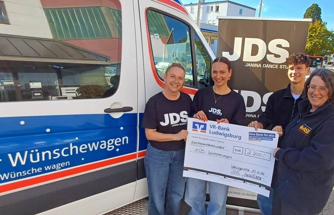 Freude über die gelungene Benefizaktion bei (von links) Mandy Greindl, Janina Weiser und Silke Löser vom ASB (rechts) mit FSJler Mick Flammer.  <span class='image-autor'>Foto: Rücker</span>