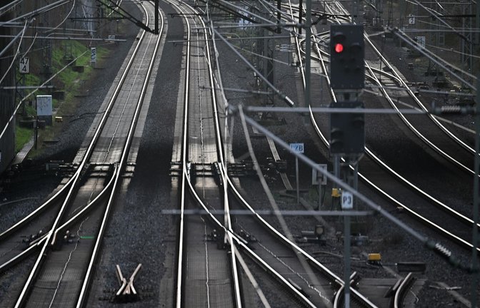 Kabeldiebe haben den Zugverkehr in Teilen des Ruhrgebiets und im Norden Nordrhein-Westfalens über Stunden lahmgelegt.<span class='image-autor'>Foto: Federico Gambarini/dpa</span>