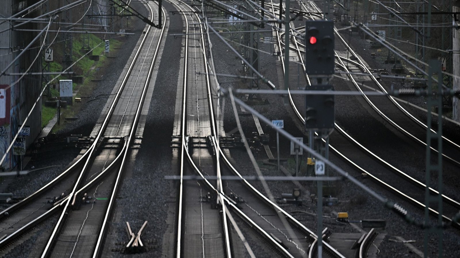 Kabeldiebe haben den Zugverkehr in Teilen des Ruhrgebiets und im Norden Nordrhein-Westfalens über Stunden lahmgelegt.Foto: Federico Gambarini/dpa