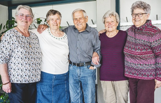 Sehen sich dienstagmittags zum Essen, von links nach recht: Magdalena, Renate, Josef, Lore und Rosa in Ehingen-Wenzelstein.<span class='image-autor'>Foto: Sichtlichmensch/Andy Reiner/Andy Reiner</span>