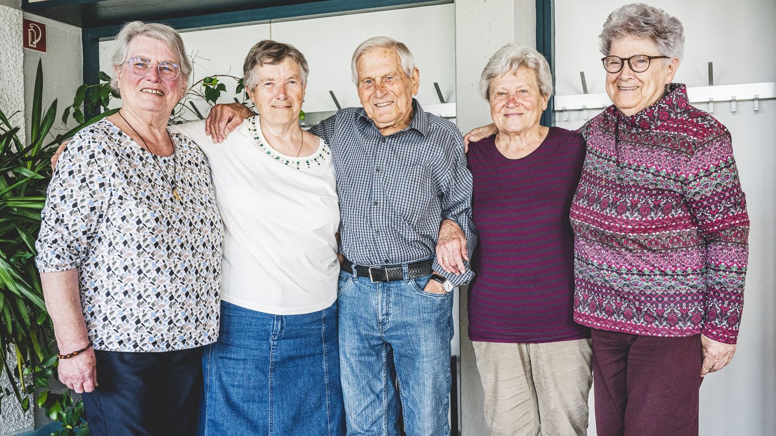 Sehen sich dienstagmittags zum Essen, von links nach recht: Magdalena, Renate, Josef, Lore und Rosa in Ehingen-Wenzelstein.Foto: Sichtlichmensch/Andy Reiner/Andy Reiner