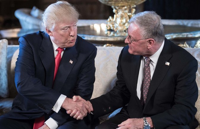 Schätzen sich: Donald Trump und Keith Kellogg. (Archivbild)<span class='image-autor'>Foto: AFP/NICHOLAS KAMM</span>