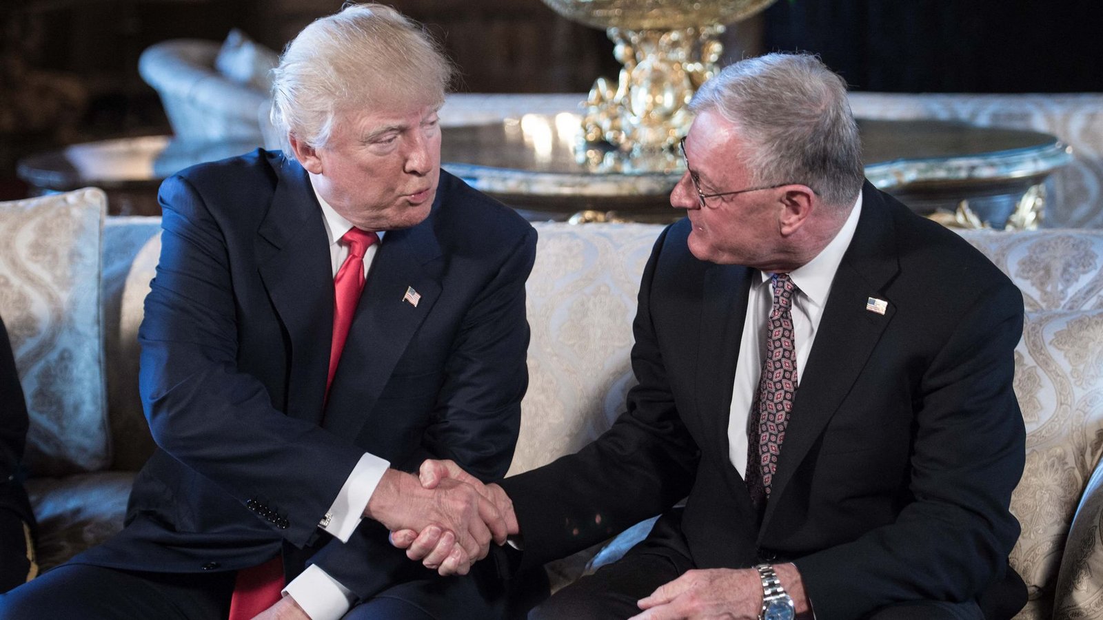 Schätzen sich: Donald Trump und Keith Kellogg. (Archivbild)Foto: AFP/NICHOLAS KAMM Schätzen sich: Donald Trump und Keith Kellogg. (Archivbild)Foto: AFP/NICHOLAS KAMM