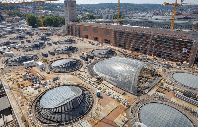 Die Baustelle von Stuttgart 21 bleibt noch fünf weitere Jahre und wird deutlich teurer.<span class='image-autor'>Foto: Christoph Schmidt/dpa</span>