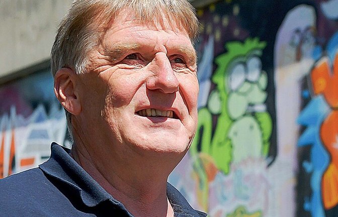 Michael Widmann steht vor seiner Wirkstätte.<span class='image-autor'>Foto: Lichtgut</span>
