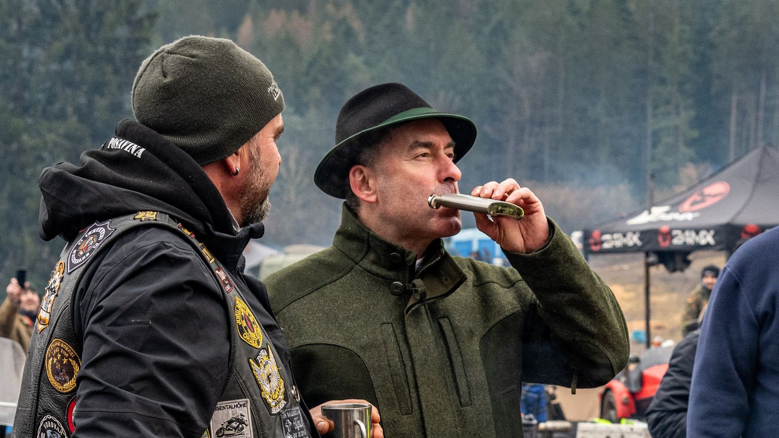 Bayerns Wirtschaftsminister Hubert Aiwanger (FW) besuchte dieser Tage ein MotorradfahrertreffenFoto: dpa/Armin Weigel