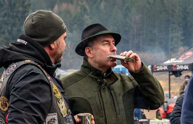 Bayerns Wirtschaftsminister Hubert Aiwanger (FW) besuchte dieser Tage ein Motorradfahrertreffen<span class='image-autor'>Foto: dpa/Armin Weigel</span>