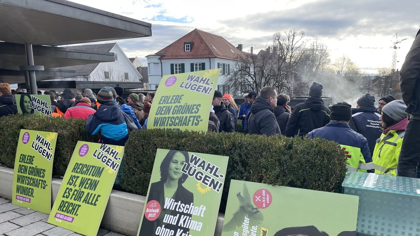Weiteres Bild von den Protesten am AschermittwochFoto: dpa/David Nau Weiteres Bild von den Protesten am AschermittwochFoto: dpa/David Nau