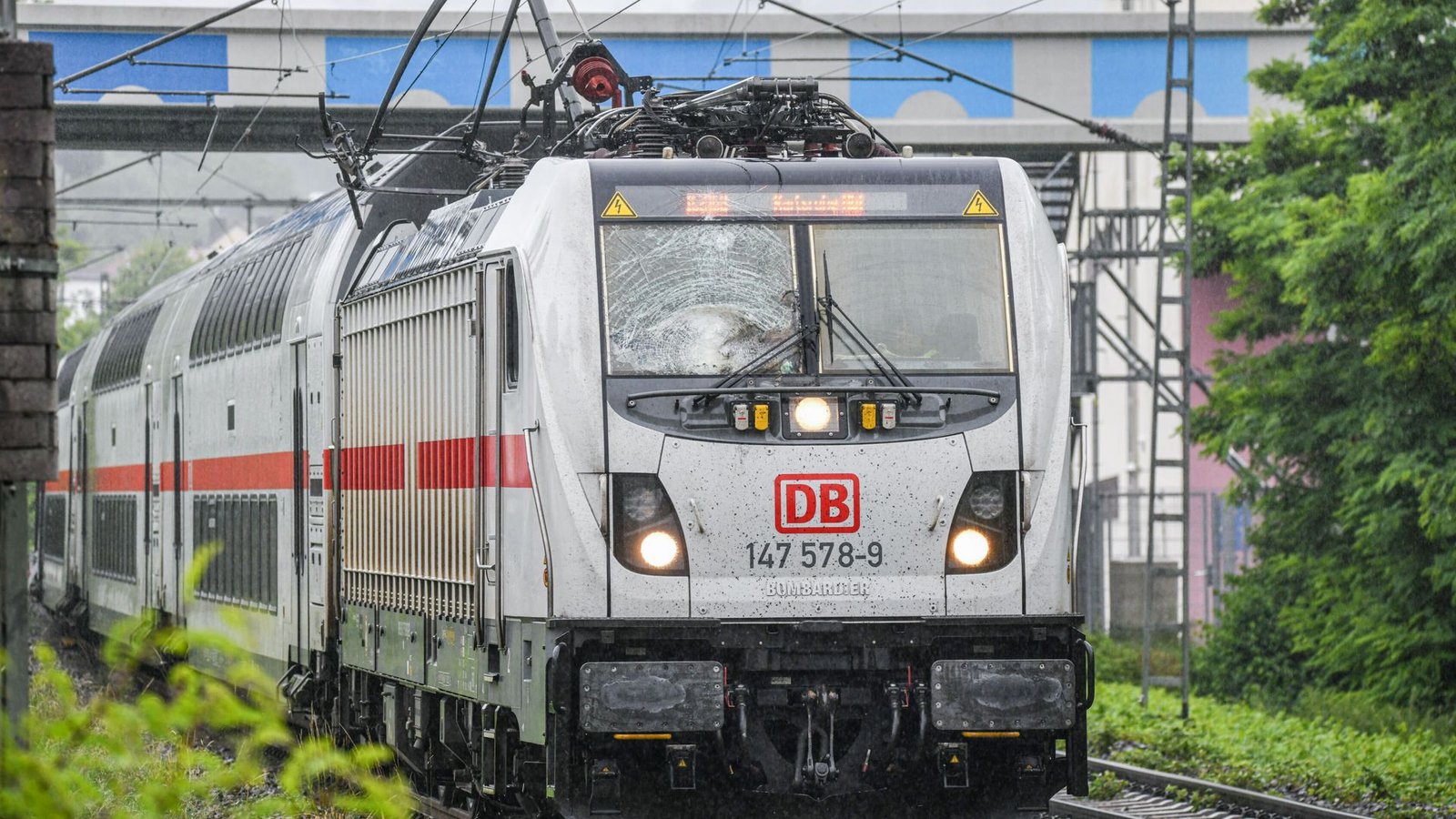 Ein Intercity steht auf freier Strecke, nachdem eine Oberleitung auf den Zug gefallen war.Foto: Jason Tschepljakow/dpa Ein Intercity steht auf freier Strecke, nachdem eine Oberleitung auf den Zug gefallen war.Foto: Jason Tschepljakow/dpa