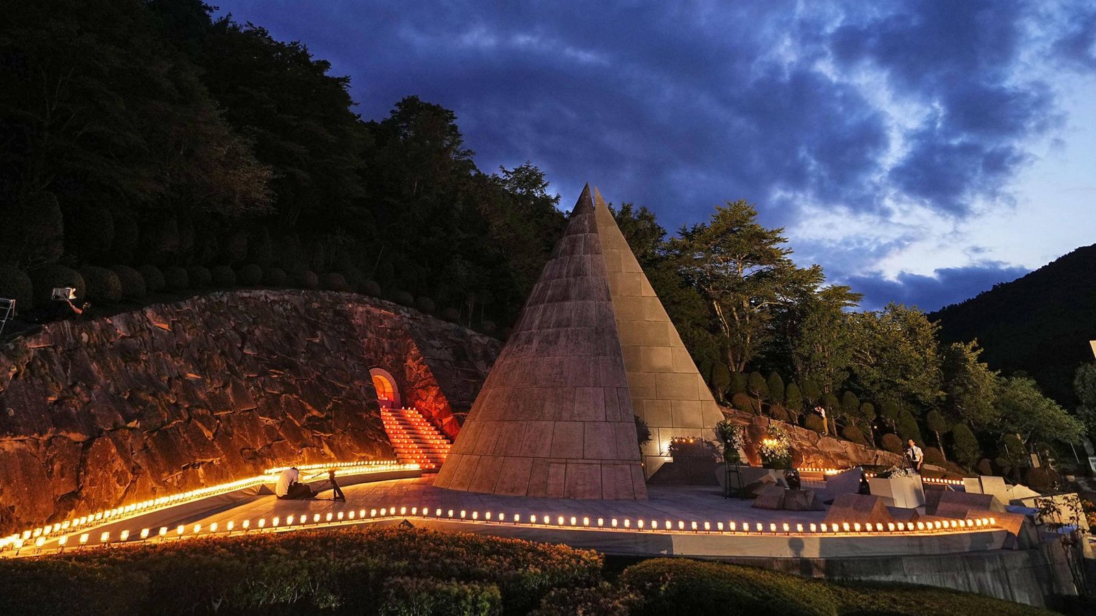 Hunderte Menschen wanderten am Dienstag zu einer Gedenkstele auf dem Berg Osutaka, die an der Absturzstelle errichtet wurde. (Archivbild)Foto: IMAGO/Kyodo News/IMAGO Hunderte Menschen wanderten am Dienstag zu einer Gedenkstele auf dem Berg Osutaka, die an der Absturzstelle errichtet wurde. (Archivbild)Foto: IMAGO/Kyodo News/IMAGO