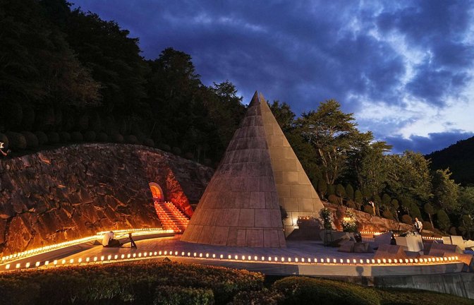 Hunderte Menschen wanderten am Dienstag zu einer Gedenkstele auf dem Berg Osutaka, die an der Absturzstelle errichtet wurde. (Archivbild)<span class='image-autor'>Foto: IMAGO/Kyodo News/IMAGO</span>