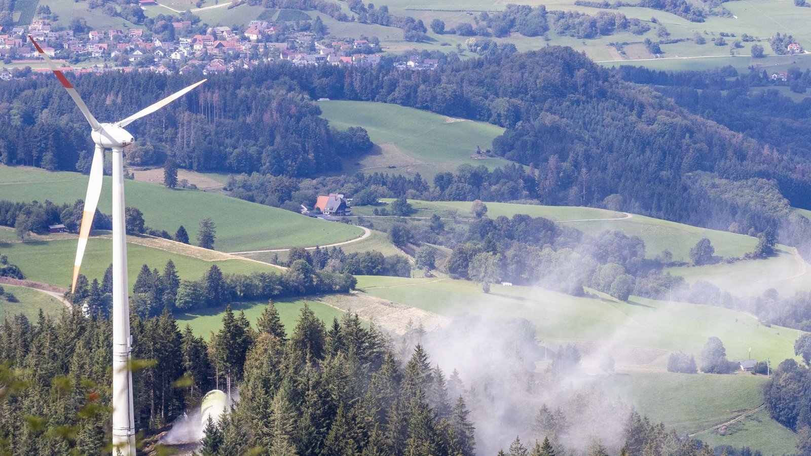 Zwei Windräder standen auf der Holzschlägermatte bei Freiburg – das erste wurde am Freitag gesprengt, das zweite verschwindet im Frühjahr.Foto: dpa/Philipp von Ditfurth Zwei Windräder standen auf der Holzschlägermatte bei Freiburg – das erste wurde am Freitag gesprengt, das zweite verschwindet im Frühjahr.Foto: dpa/Philipp von Ditfurth