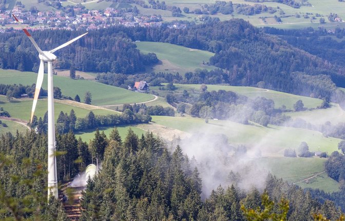 Zwei Windräder standen auf der Holzschlägermatte bei Freiburg – das erste wurde am Freitag gesprengt, das zweite verschwindet im Frühjahr.<span class='image-autor'>Foto: dpa/Philipp von Ditfurth</span>