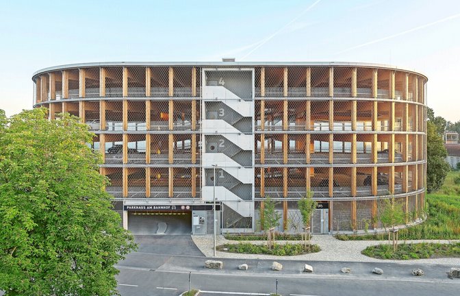 Holzparkhaus in Wendlingen am Neckar, entworfen von herrmann+bosch architekten aus Stuttgart.<span class='image-autor'>Foto: Achim Birnbaum/avedition</span>