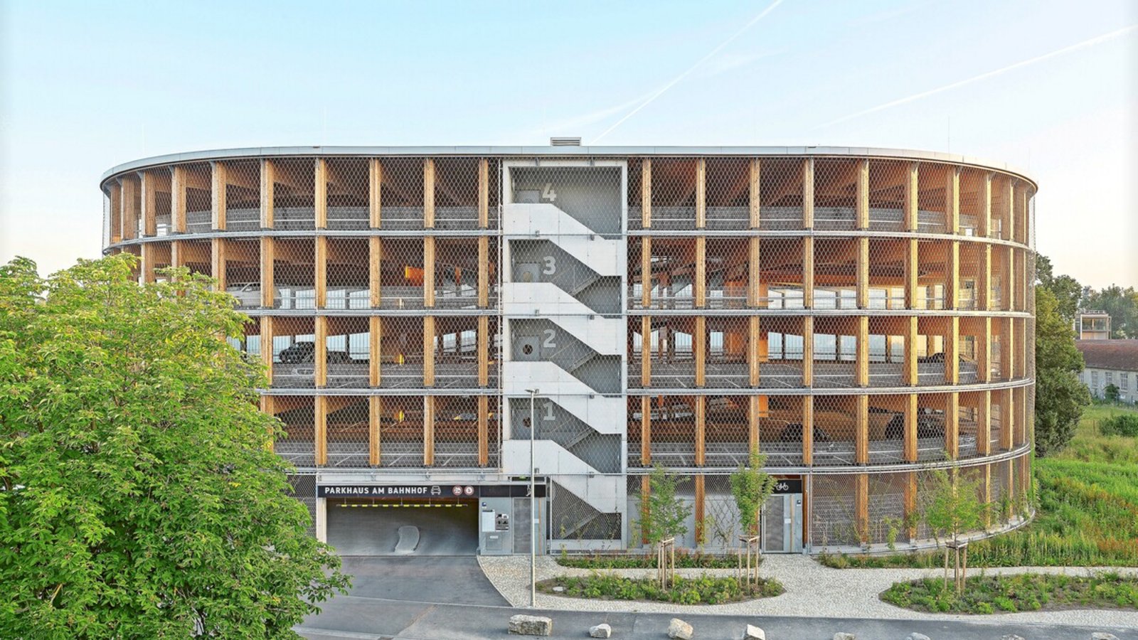 Holzparkhaus in Wendlingen am Neckar, entworfen von herrmann+bosch architekten aus Stuttgart.Foto: Achim Birnbaum/avedition Holzparkhaus in Wendlingen am Neckar, entworfen von herrmann+bosch architekten aus Stuttgart.Foto: Achim Birnbaum/avedition