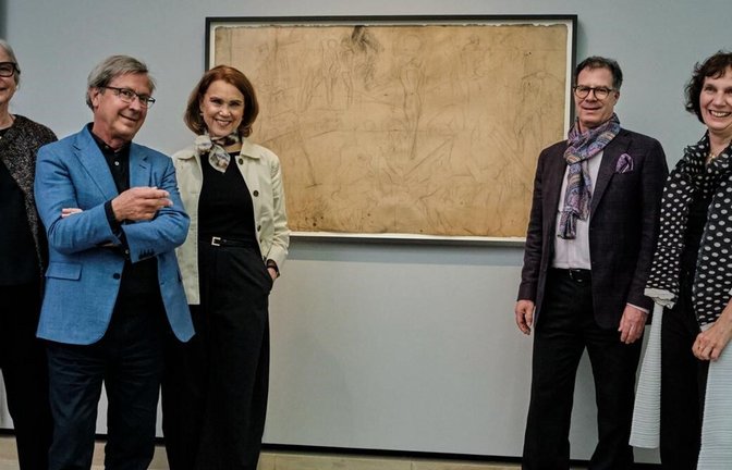 Gemeinsame Freude über Ankauf der „Auferstehung“-Studie: Max Beckmanns Enkelin Mayen Beckmann, Wolfgang Wittrock (Ferdinand-Möller-Stiftung), Wissenschaftsministerin Petra Olschowski,  Martin Hoernes (Ernst von Siemens Stiftung) und Staatsgalerie-Direktorin Christiane Lange (von links)<span class='image-autor'>Foto: Staatsgalerie</span>
