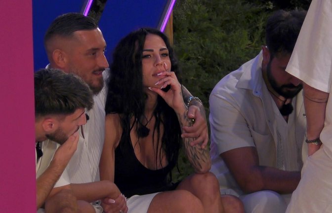 In der vierten Folge lernt Elena Miras die Männer Stück für Stück besser kennen.<span class='image-autor'>Foto: RTL</span>
