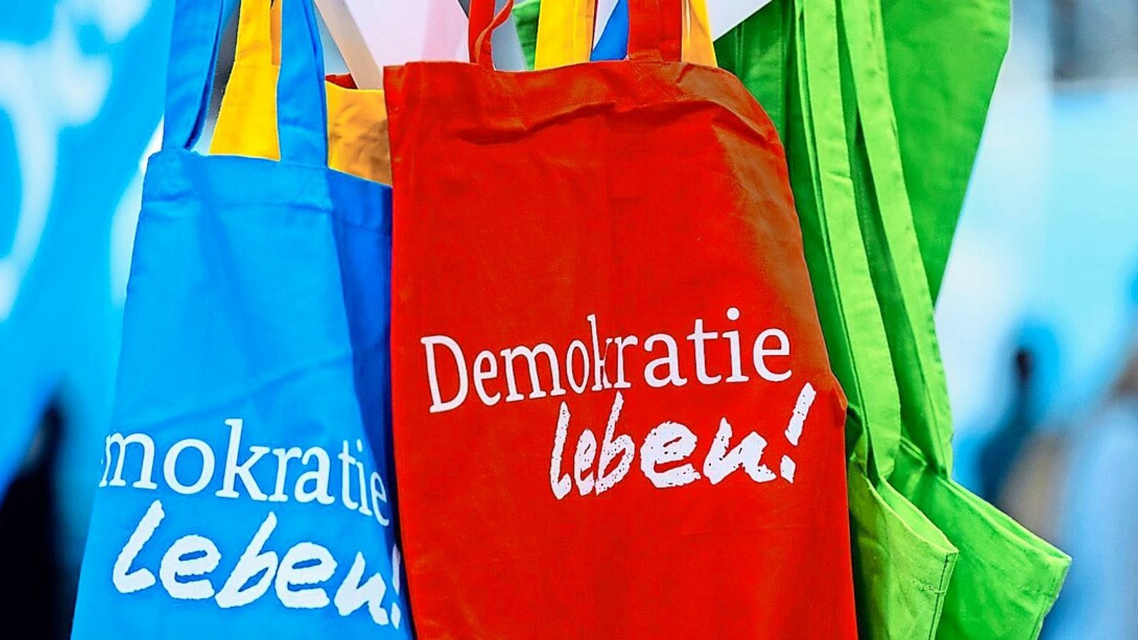Demokratie ist bunt und lebt vom Mitmachen, das sollen Kinder und Jugendliche bei den verschiedenen Angeboten mitnehmen.Foto: Rolf Vennenbernd/dpa Demokratie ist bunt und lebt vom Mitmachen, das sollen Kinder und Jugendliche bei den verschiedenen Angeboten mitnehmen.Foto: Rolf Vennenbernd/dpa