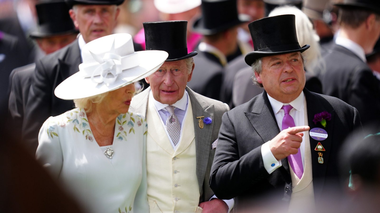 Königin Camilla und König Charles III. kommen mit Sir Francis Brooke (l-r) am ersten Tag des Royal Ascot auf der Pferderennbahn von Ascot in Berkshire an.Foto: picture alliance/dpa/PA Wire | David Davies Königin Camilla und König Charles III. kommen mit Sir Francis Brooke (l-r) am ersten Tag des Royal Ascot auf der Pferderennbahn von Ascot in Berkshire an.Foto: picture alliance/dpa/PA Wire | David Davies
