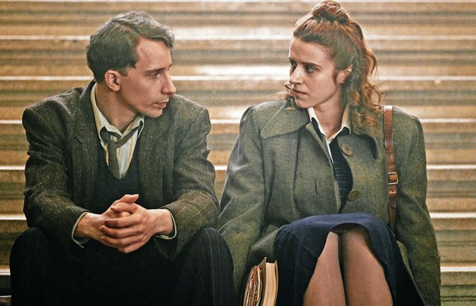 Überlebende: Ernst Michel (Jonathan Berlin) und Seweryna Szmaglewska (Katharina Stark) im Nürnberger Justizpalast<span class='image-autor'>Foto: NDR/Márton Kállai</span>