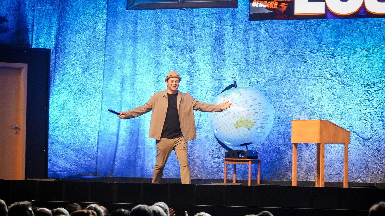 Zwei Stunden Unterhaltung pur sorgen für viel Gelächter im Publikum und gute Laune beim Comedian.Foto: Ferdinando Iannone Zwei Stunden Unterhaltung pur sorgen für viel Gelächter im Publikum und gute Laune beim Comedian.Foto: Ferdinando Iannone
