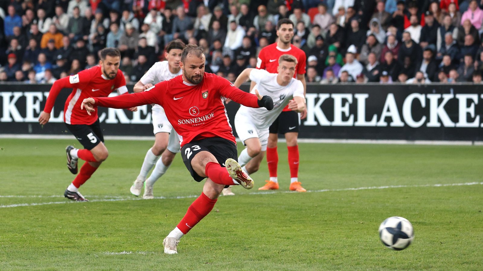 Fabian Eisele trifft für die SG per Elfmeter zum 1:0 – bis dahin war’s ausgeglichen.Foto: Baumann/Julia Rahn Fabian Eisele trifft für die SG per Elfmeter zum 1:0 – bis dahin war’s ausgeglichen.Foto: Baumann/Julia Rahn