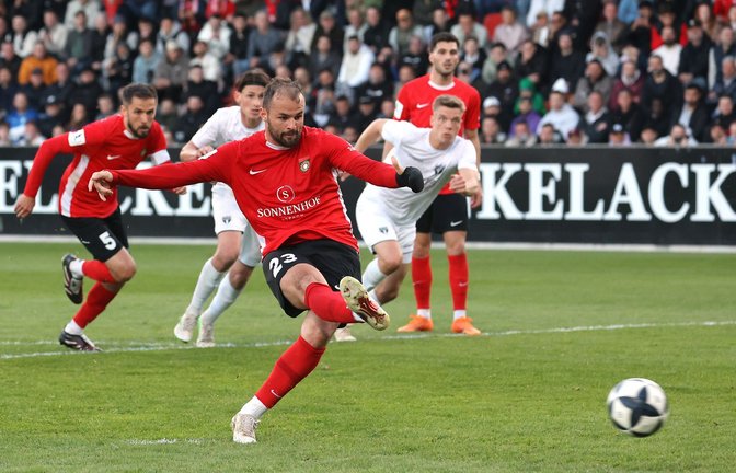 Fabian Eisele trifft für die SG per Elfmeter zum 1:0 – bis dahin war’s ausgeglichen.<span class='image-autor'>Foto: Baumann/Julia Rahn</span>