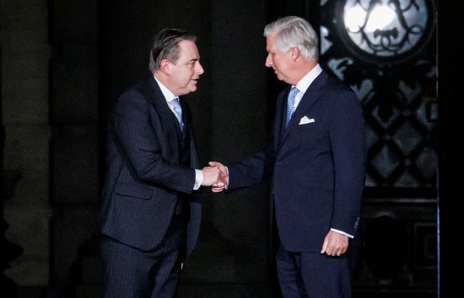 Ein Besuch zu nächtlicher Stunde. Belgiens zukünftige Regierungschef Bart de Wever (links) überbringt König Philippe die Nachricht, des erfolgreichen Endes der Koalitionsverhandlungen.<span class='image-autor'>Foto: AFP/SIMON WOHLFAHRT</span>