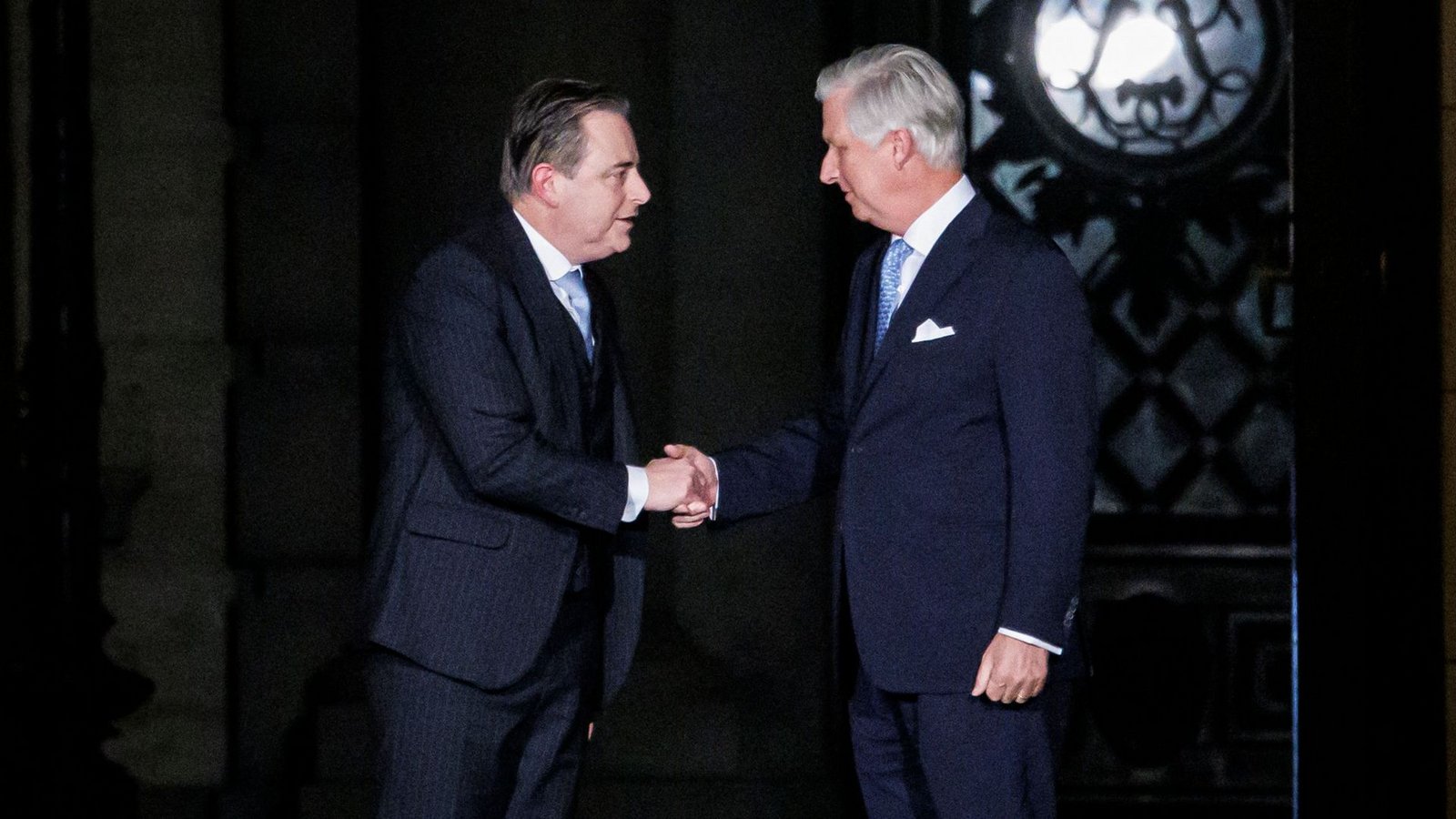 Ein Besuch zu nächtlicher Stunde. Belgiens zukünftige Regierungschef Bart de Wever (links) überbringt König Philippe die Nachricht, des erfolgreichen Endes der Koalitionsverhandlungen.Foto: AFP/SIMON WOHLFAHRT Ein Besuch zu nächtlicher Stunde. Belgiens zukünftige Regierungschef Bart de Wever (links) überbringt König Philippe die Nachricht, des erfolgreichen Endes der Koalitionsverhandlungen.Foto: AFP/SIMON WOHLFAHRT