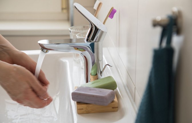 Jederzeit warmes Wasser – daran darf der Vermieter nicht rütteln.<span class='image-autor'>Foto: picture alliance / dpa/Christin Klose</span>