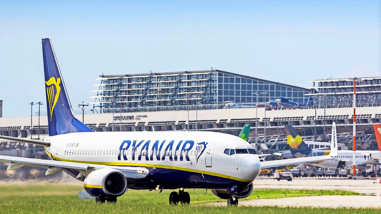 Die Billigfluggesellschaft Ryanair hat mit hohen Kerosin-Preisen zu kämpfen. (Archivbild)Foto: imago/Arnulf Hettrich/Arnulf Hettrich / Fnoxx