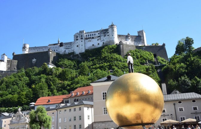 Kunstobjekt Salzburg Sphaera von Stephan Balkenhol. Im Hintergrund die  Festung Salzburg<span class='image-autor'>Foto: IMAGO/Lindenthaler/IMAGO/B. Lindenthaler</span>