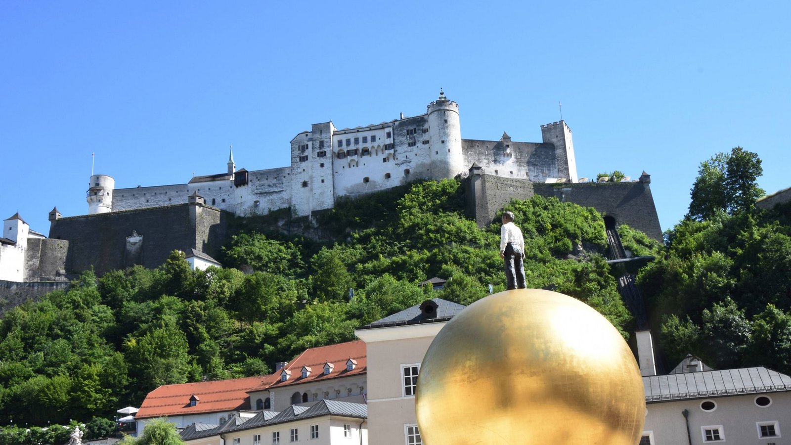 Kunstobjekt Salzburg Sphaera von Stephan Balkenhol. Im Hintergrund die Festung SalzburgFoto: IMAGO/Lindenthaler/IMAGO/B. Lindenthaler Kunstobjekt Salzburg Sphaera von Stephan Balkenhol. Im Hintergrund die Festung SalzburgFoto: IMAGO/Lindenthaler/IMAGO/B. Lindenthaler