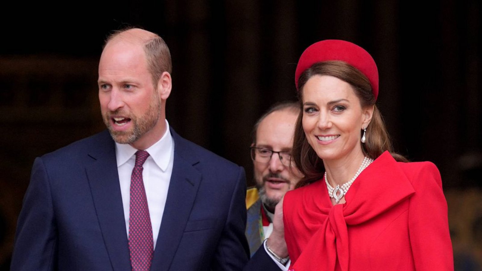 März: Am Commonwealth Day besuchen die Windsors den traditionellen Gottesdienst in der Londoner Westminster Abbey – Prinzessin Kate setzt mit diesem signalroten Mantelkleid mit XXL-Schleife von Catherine Walker, ein Klassiker aus ihrem modischen Repertoire, ein Statement.Foto: IMAGO/Spotlight Royal