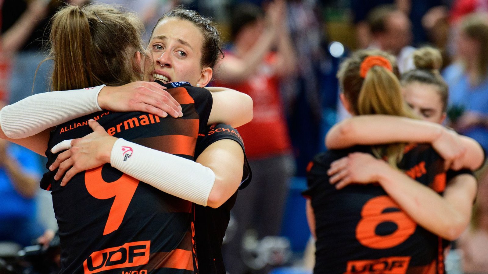Erleichterung nach großer Anspannung: Stuttgarts Volleyballerinnen freuen sich über den Sieg in Potsdam.Foto: dpa/Soeren Stache