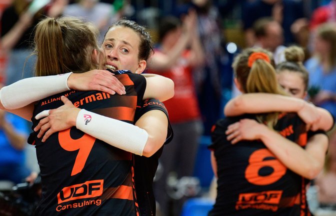 Erleichterung nach großer Anspannung: Stuttgarts Volleyballerinnen freuen sich über den Sieg in Potsdam.<span class='image-autor'>Foto: dpa/Soeren Stache</span>