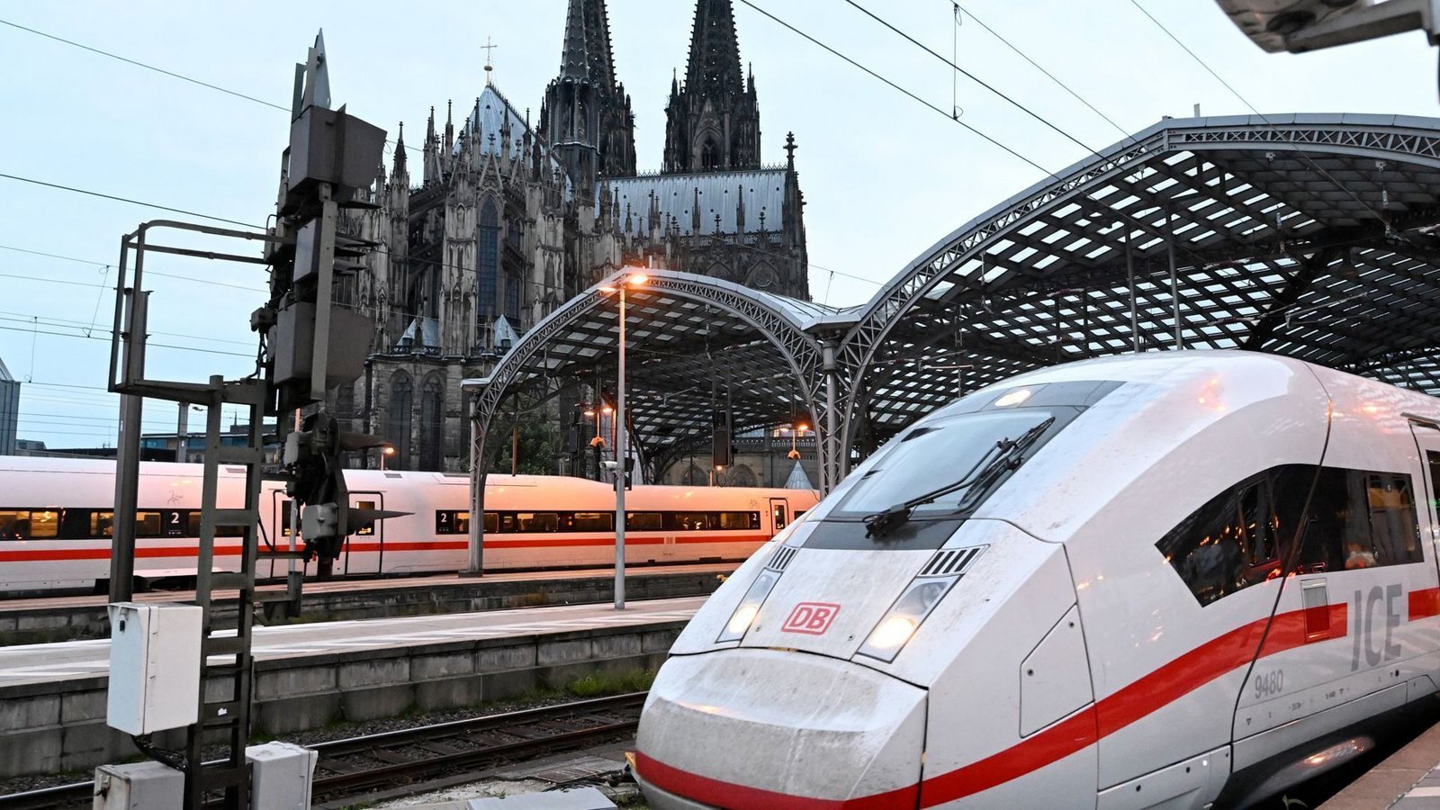 Der Verkehr der Deutschen Bahn ist wegen einer Funkstörung bundesweit eingestellt (Symbolfoto).Foto: Roberto Pfeil/dpa