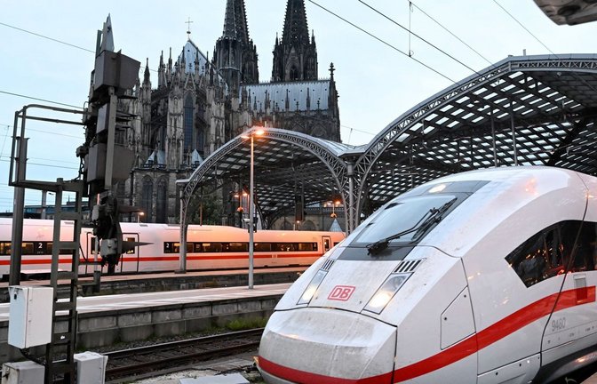 Der Verkehr der Deutschen Bahn ist wegen einer Funkstörung bundesweit eingestellt (Symbolfoto).<span class='image-autor'>Foto: Roberto Pfeil/dpa</span>