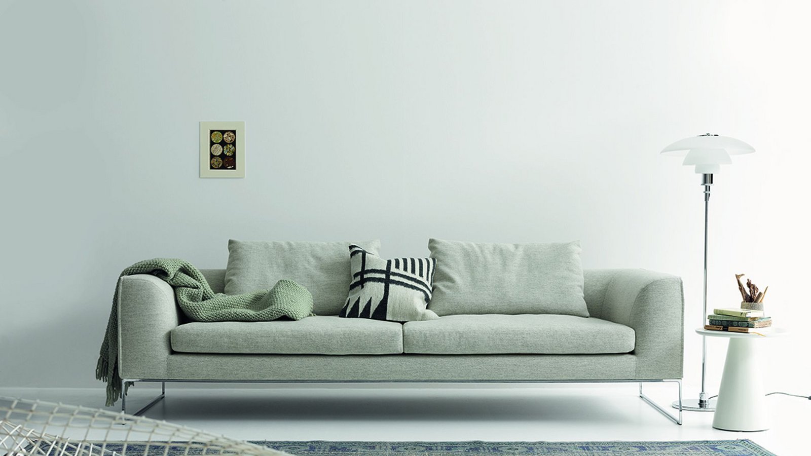 Manche haben es gern sehr clean in Beige und Grau mit ein bisschen Schwarz. Sofa „Mell“ von COR, entworfen von Jehs +Laub aus Stuttgart.Foto: Hersteller Manche haben es gern sehr clean in Beige und Grau mit ein bisschen Schwarz. Sofa „Mell“ von COR, entworfen von Jehs +Laub aus Stuttgart.Foto: Hersteller