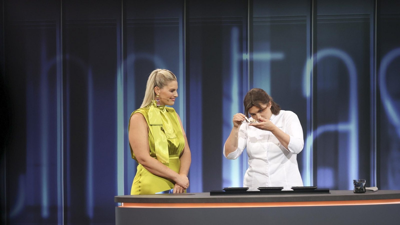 In Folge 4 von "The Taste" in Rosina Ostler (r.) zu Gast. Links Moderatorin Angelina Kirsch.Foto: © SAT.1 / Benedikt Müller