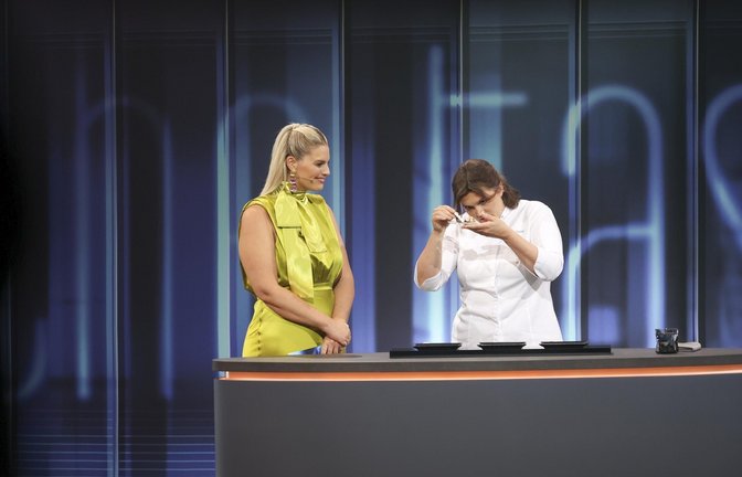 In Folge 4 von "The Taste" in Rosina Ostler (r.) zu Gast. Links Moderatorin Angelina Kirsch.<span class='image-autor'>Foto: © SAT.1 / Benedikt Müller</span>