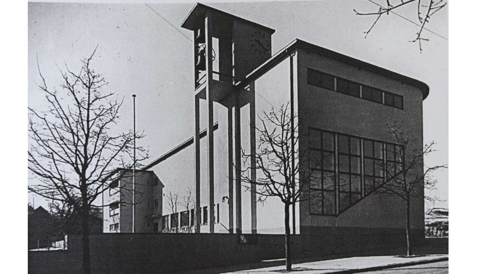 Der filigrane Glockenturm im Original und . . .Foto: Archiv / Evangelische Kirchengemeinde Stuttgart Nord