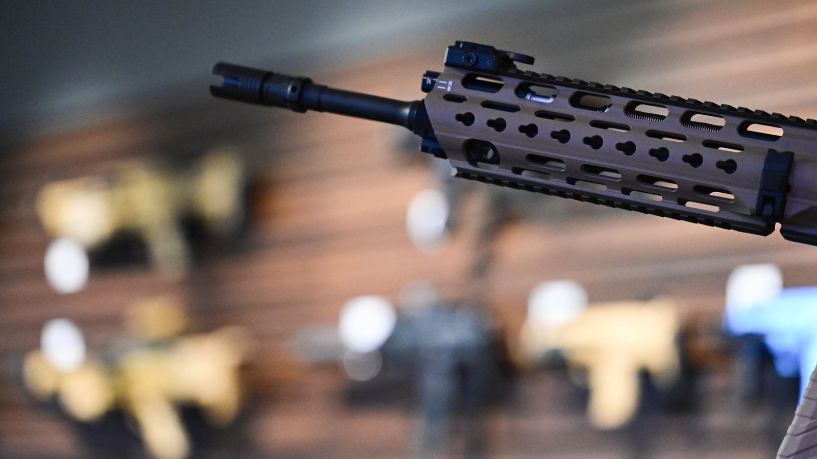 Ein Gewehr von Heckler & Koch in einem Ausstellungsraum der Firma in Oberndorf.Foto: Bernd Weißbrod/dpa