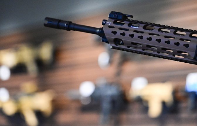 Ein Gewehr von Heckler & Koch in einem Ausstellungsraum der Firma in Oberndorf.<span class='image-autor'>Foto: Bernd Weißbrod/dpa</span>