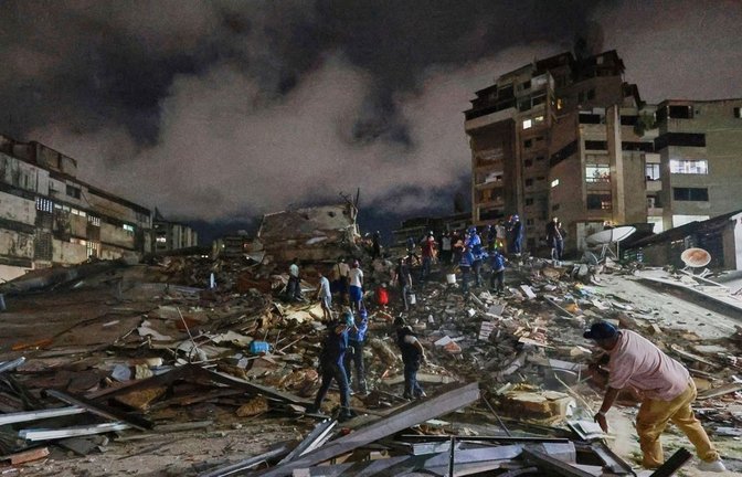Rettungskräfte durchsuchen nach dem Erdbeben die Trümmer in der venezolanischen Hauptstadt Caracas.<span class='image-autor'>Foto: Javier Campos/AP/dpa</span>