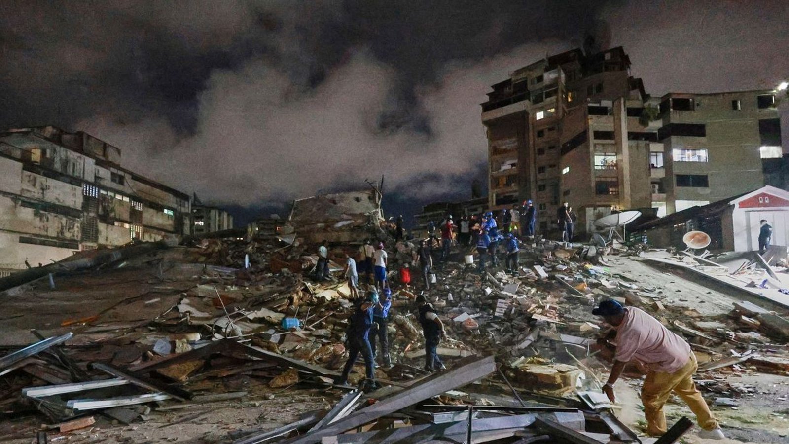 Rettungskräfte durchsuchen nach dem Erdbeben die Trümmer in der venezolanischen Hauptstadt Caracas.Foto: Javier Campos/AP/dpa