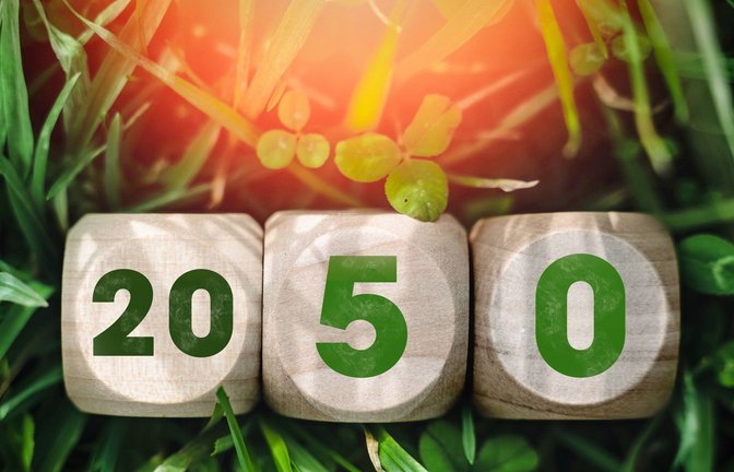 Die Zahl 2050 steht für das Klimaziel der EU, klimaneutral zu werden. Der European Green Deal gibt die Richtung vor, um Emissionen auf netto null zu senken und eine nachhaltige Wirtschaft zu erreichen.<span class='image-autor'>Foto: IImago/Bihlmayerfotografie</span>