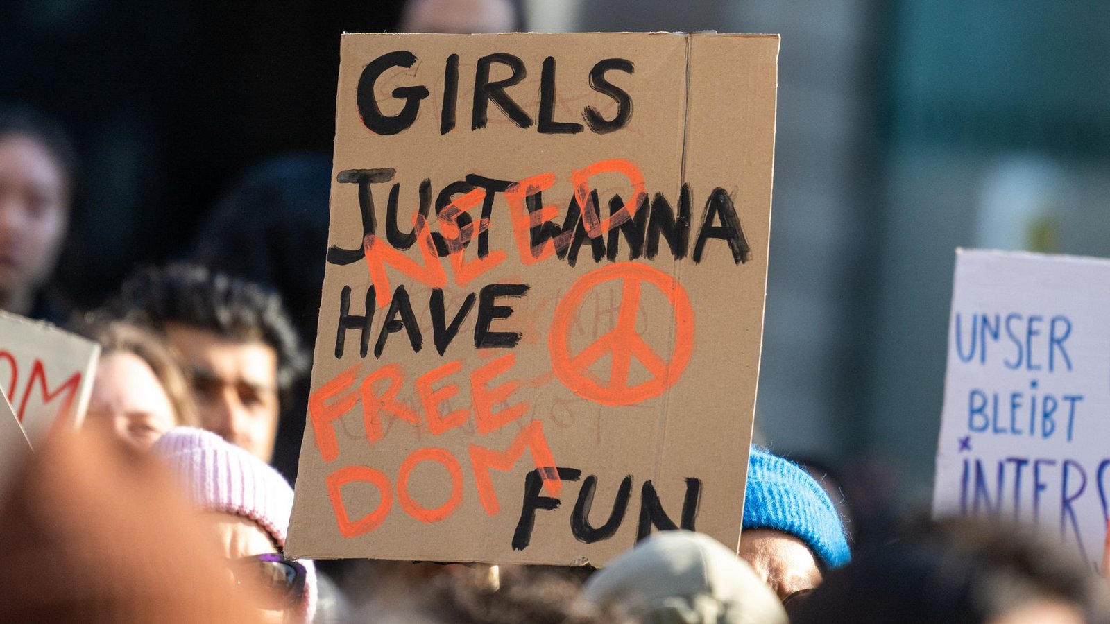 In Berlin stehen Teilnehmer bei einer Demonstration zum Internationalen Frauentag auf der Straße Unter den Linden.Foto: dpa/Christophe Gateau In Berlin stehen Teilnehmer bei einer Demonstration zum Internationalen Frauentag auf der Straße Unter den Linden.Foto: dpa/Christophe Gateau