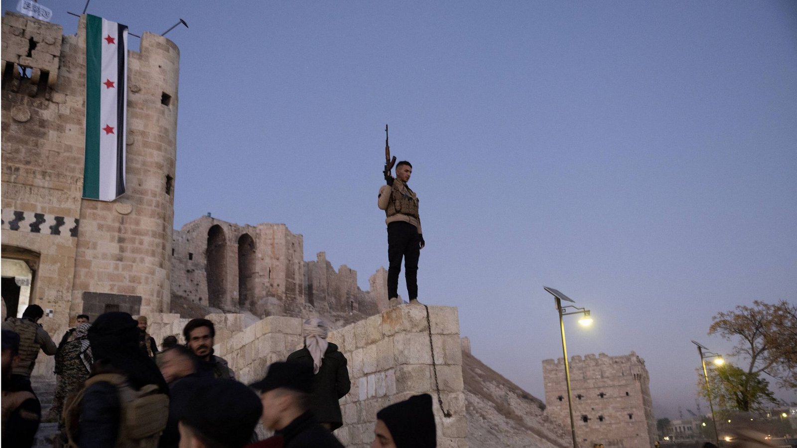 Syrische Rebellen halten vor der Stadtmauer Aleppos Wache.Foto: imago/Abacapress