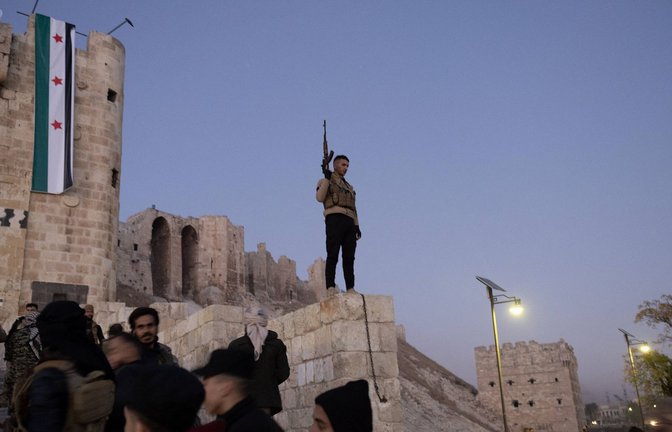 Syrische Rebellen halten vor der Stadtmauer Aleppos Wache.<span class='image-autor'>Foto: imago/Abacapress</span>